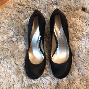Jessica Simpson black satin pumps